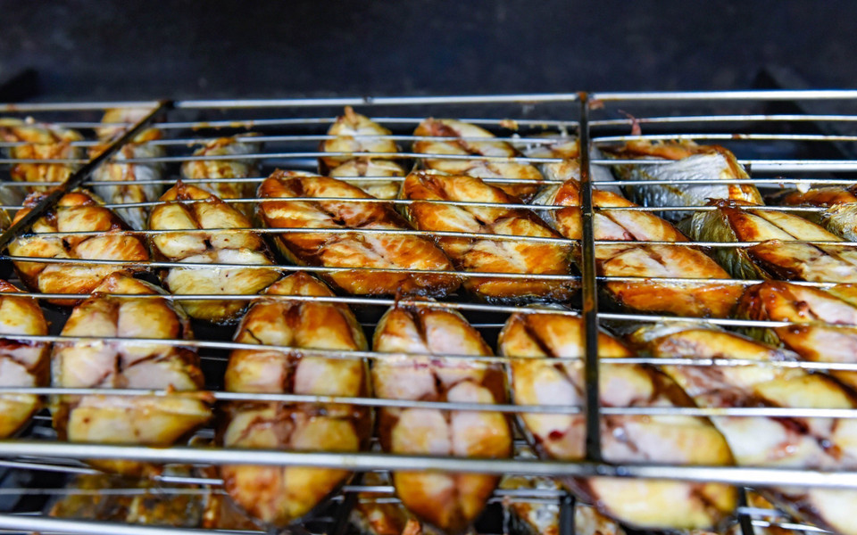 Mẻ cá nướng vàng óng. (Ảnh: TTXVN phát)