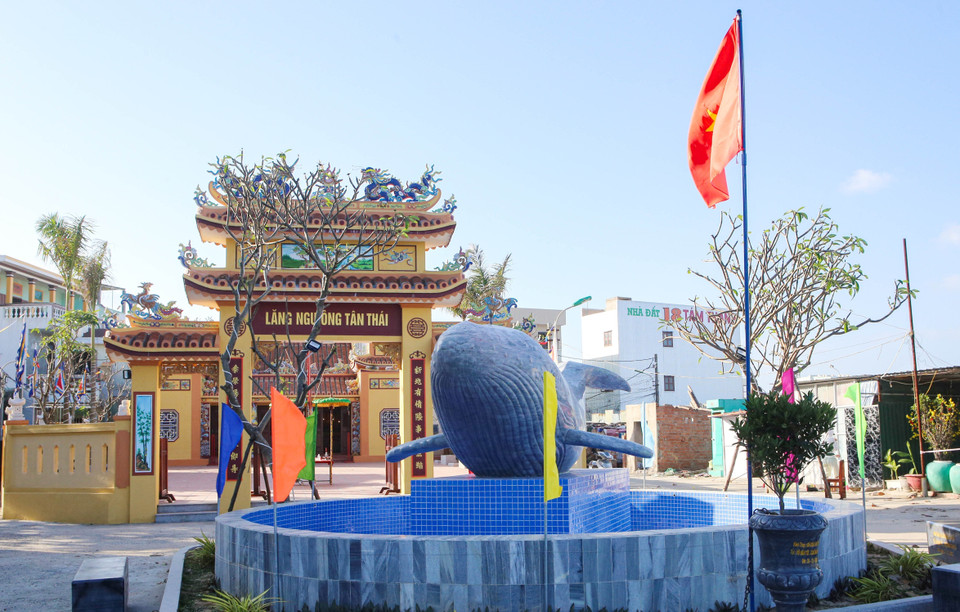 Lăng ngư ông Tân Thái vừa được trùng tu hoàn thành đầu năm 2022. (Ảnh: Trần Lê Lâm/TTXVN)