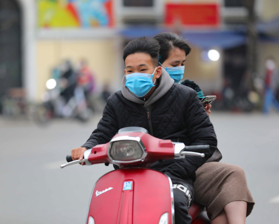 Những ngày này, nhiều bạn trẻ thường xuyên quên đội mũ bảo hiểm. (Ảnh: Thanh Tùng/TTXVN)