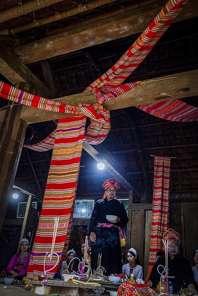 Mo Mường bao gồm nhiều thành tố văn hóa: Phong tục tập quán, tín ngưỡng, nghệ thuật âm nhạc, nghệ thuật tạo hình, lối sống, ngôn ngữ, văn chương, diễn xướng… phản ánh đặc trưng riêng mang bản sắc văn hóa của người Mường. (Ảnh: Trọng Đạt/TTXVN)