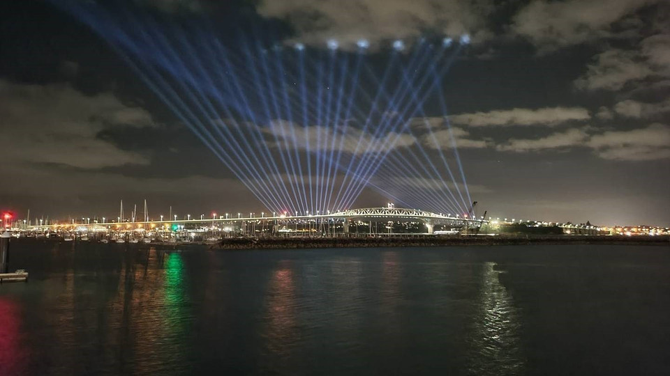 Vào lúc 17h15 ngày 31/12/2021 (giờ Việt Nam), quần đảo Chatham của New Zealand đã chính thức bước sang năm 2022. Để tránh nguy cơ lây lan dịch bệnh khi người dân tề tựu đón Giao thừa, chính quyền thủ đô Wellington của New Zealand đã quyết định hủy bắn pháo hoa mừng Năm mới, thay vào đó tổ chức màn trình diễn ánh sáng ở khu vực trung tâm. (Ảnh: NZ Herald/TTXVN)