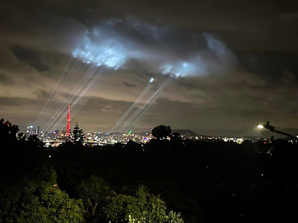 Vào lúc 17h15 ngày 31/12/2021 (giờ Việt Nam), quần đảo Chatham của New Zealand đã chính thức bước sang năm 2022. Để tránh nguy cơ lây lan dịch bệnh khi người dân tề tựu đón Giao thừa, chính quyền thủ đô Wellington của New Zealand đã quyết định hủy bắn pháo hoa mừng Năm mới, thay vào đó tổ chức màn trình diễn ánh sáng ở khu vực trung tâm. (Ảnh: NZ Herald/TTXVN)