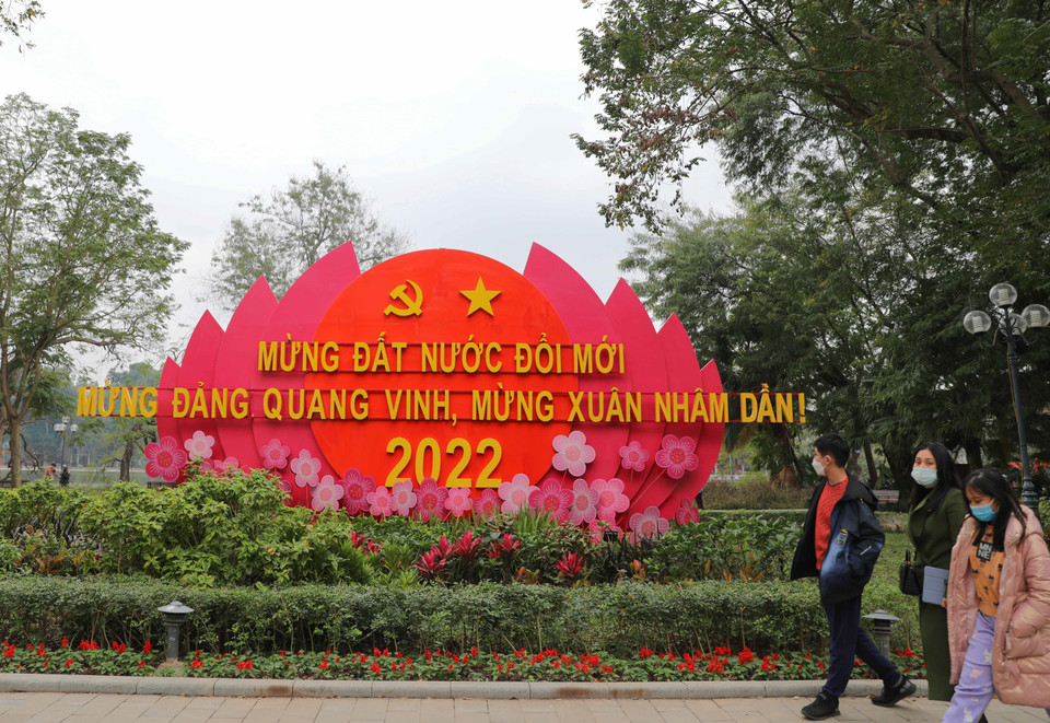 Không gian quanh hồ Hoàn Kiếm được trang trí cờ, hoa mừng Đảng, mừng Xuân. (Ảnh: Thanh Tùng/TTXVN)