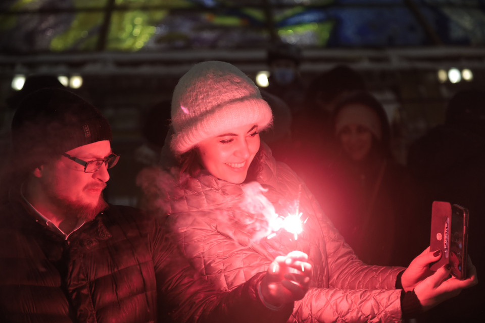 Người dân Nga chia sẻ khoảnh khắc bước sang Năm mới 2022. (Ảnh: Trần Hiếu/TTXVN)