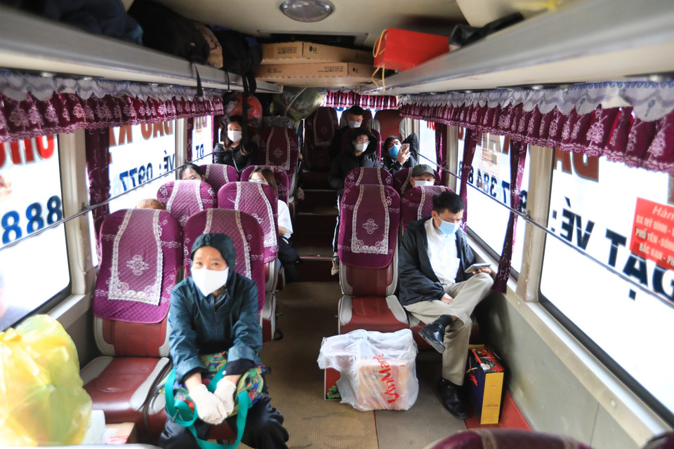 Hành khách trên một xe chuẩn bị xuất bến Mỹ Đình sáng 28/1. (Ảnh: Hoàng Hiếu/TTXVN)