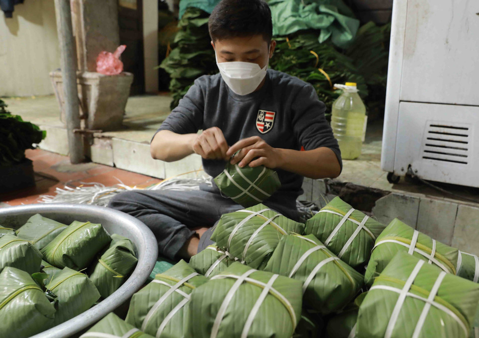 Để làm ra chiếc bánh chưng ngon đòi hỏi sự kỳ công, khéo léo trong từng công đoạn và đặc biệt là nguyên liệu phải ngon, sạch, có nguồn gốc rõ ràng. (Ảnh: Vũ Sinh/TTXVN)