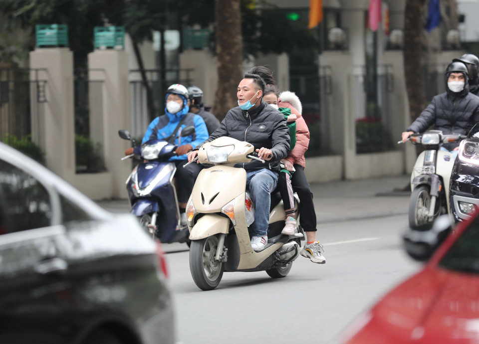 Theo ghi nhận của phóng viên, chiều 30/1/2022, nhiều trường hợp không đội mũ bảo hiểm khi di chuyển xe máy trên phố Đinh Tiên Hoàng, Hoàn Kiếm (Hà Nội). (Ảnh: Thanh Tùng/TTXVN)