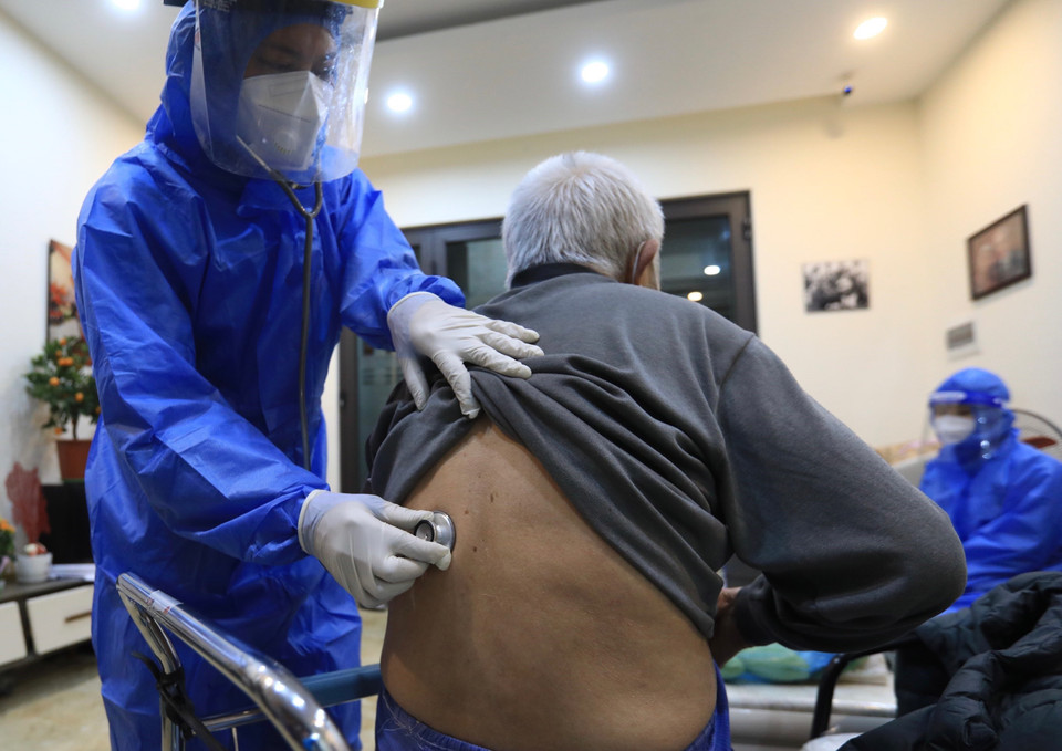 Nhân viên y tế phường Hàng Bài kiểm soát sức khỏe cho người cao tuổi trước tiêm chiều 29/1. (Ảnh: Hoàng Hiếu/TTXVN)