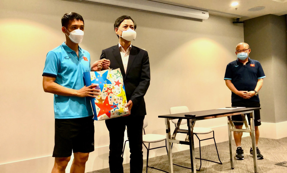 Đại sứ Nguyễn Tất Thành đã trao quà cho toàn thể đội bóng. (Nguồn: TTXVN phát)