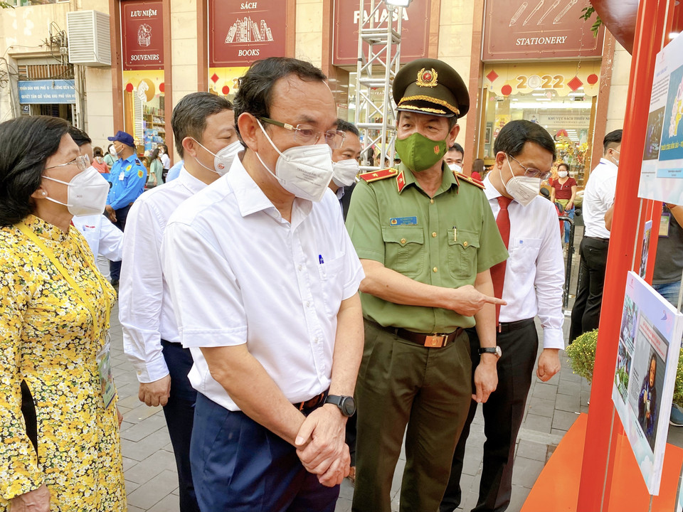 Lãnh đạo Thành phố Hồ Chí Minh tham quan gian triển lãm tư liệu, hình ảnh kỷ niệm 92 năm Ngày thành lập Đảng Cộng sản Việt Nam tại Lễ hội Đường sách. Ảnh: Hồng Giang - TTXVN.