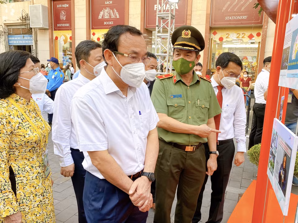 Lãnh đạo Thành phố Hồ Chí Minh tham quan gian triển lãm tư liệu, hình ảnh kỷ niệm 92 năm Ngày thành lập Đảng Cộng sản Việt Nam tại Lễ hội Đường sách. Ảnh: Hồng Giang - TTXVN.