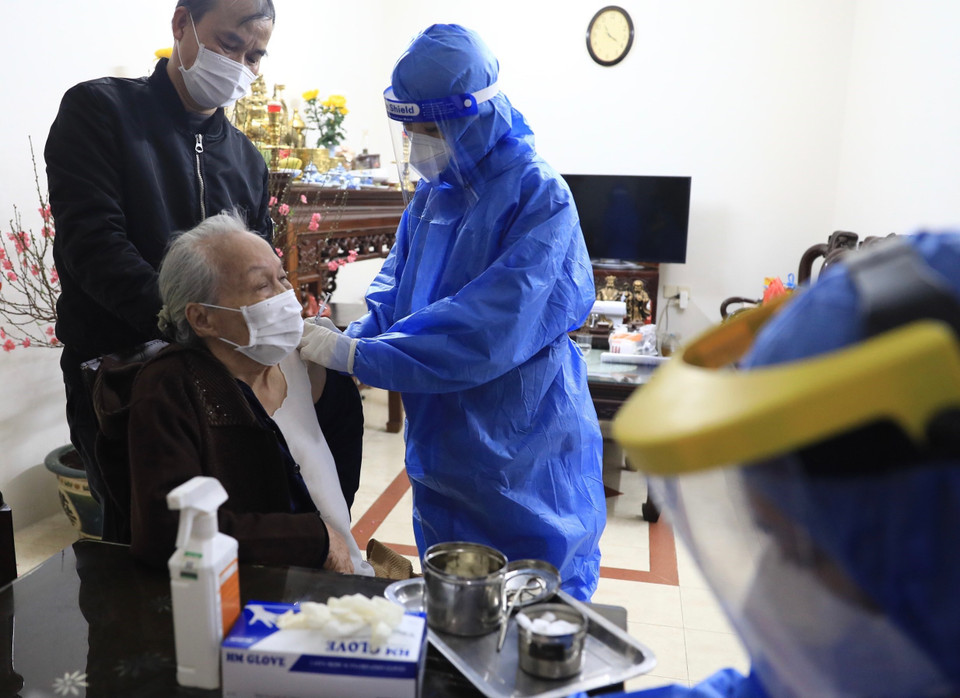 Nhân viên y tế phường Hàng Bài tiêm vaccine phòng COVID-19 cho cụ Lê Thị Thành - sinh năm 1930. (Ảnh: Hoàng Hiếu/TTXVN)