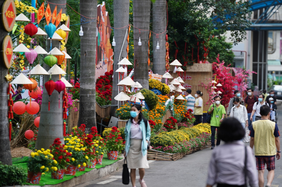 Đường hoa được thiết kế trải dài trên các trục đường chính trong khuôn viên, bắt đầu từ khu E đến cổng đường Thuận Kiều (quận 5). (Ảnh: Thu Hương/TTXVN)