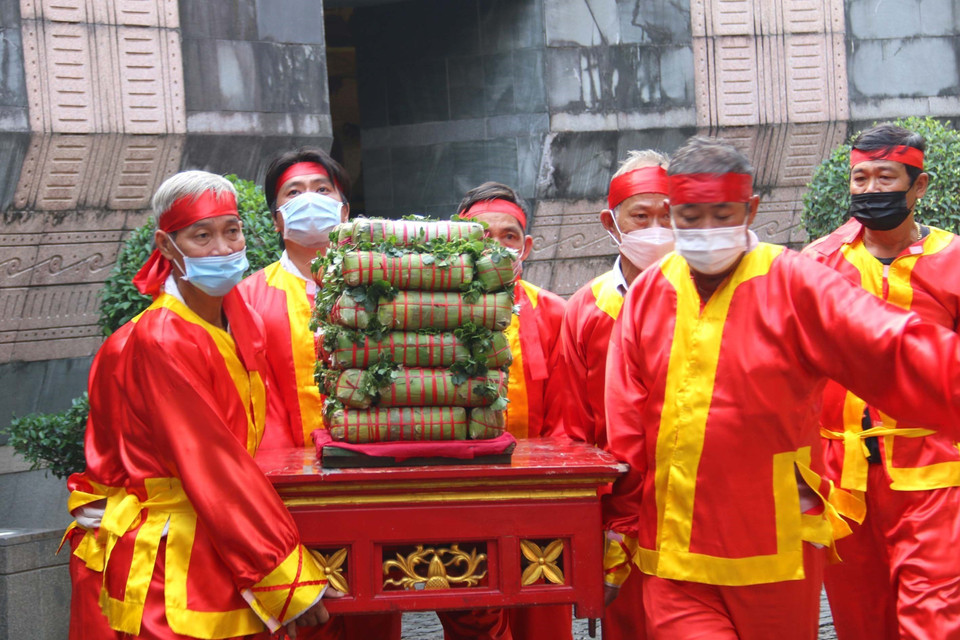 Lễ dâng cúng bánh tét Quốc tổ Hùng Vương tại Đền thượng, Khu tưởng niệm các Vua Hùng thuộc Công viên Lịch sử văn hóa dân tộc, thành phố Thủ Đức, Thành phố Hồ Chí Minh. (Ảnh: Thanh Vũ/TTXVN)