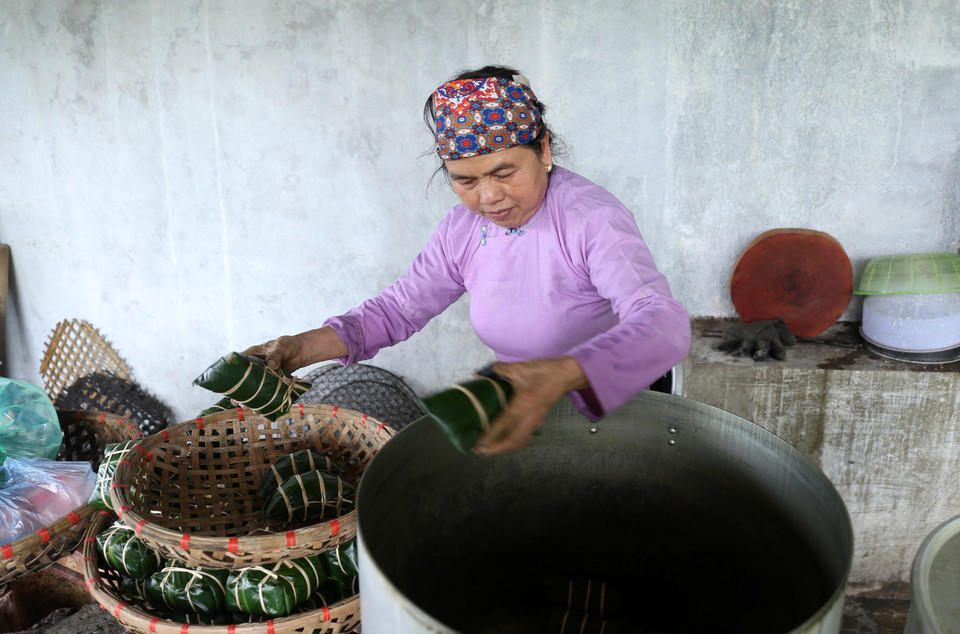 Bánh được đem đi luộc trên nồi gang sau 12 tiếng mới được vớt ra. (Ảnh: Quốc Khánh/TTXVN)