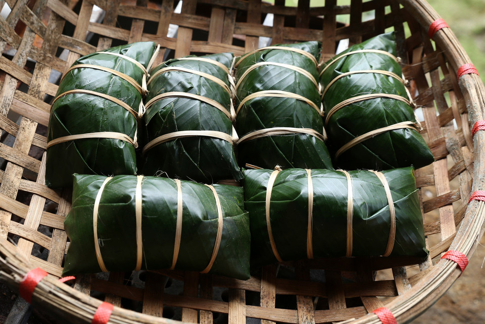 Tất cả nét độc đáo riêng có đó xuất phát từ nét đẹp văn hóa, phong tục, tập quán sản xuất, sinh hoạt, khí hậu... vùng miền để kết hợp làm nên một sản phẩm đặc trưng, không thể thiếu được trong ngày Tết một số tộc người vùng cao Lào Cai: bánh chưng gù đen. Bánh dùng toàn đặc sản bản địa: nếp nương bản địa, lợn đen ở bản, hạt tiêu, thảo quả… Đặc biệt, bánh chưng đen Lào Cai là lấy than từ cây núc nác. Đây là một vị thuốc được dùng trong dân gian với rất nhiều công dụng như chữa viêm gan vàng da, giúp thanh nhiệt giải độc, trị mẩn ngứa, chữa viêm phế quản… Dù cuộc sống luôn biến động với nhiều đổi thay theo thời gian, thế nhưng qua bao thế hệ, những nét văn hóa, truyền thống của cộng đồng các dân tộc Lào Cai vẫn luôn nguyên vẹn trong mỗi trái tim, tinh thần và nếp sống của mỗi người dân địa phương. Bởi, không chỉ đơn thuần là những món ngon ngày Tết, bánh chưng gù Lào Cai còn chứa đựng tinh hoa ẩm thực Tây Bắc và mạch nguồn văn hóa xuyên suốt chiều dài lịch sử các tộc người của mảnh đất vùng cao biên cương Lào Cai. (Ảnh: Quốc Khánh/TTXVN)