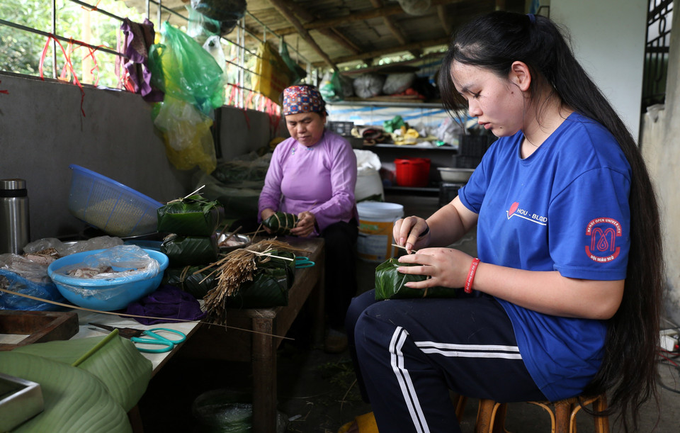 Đồng bào dân tộc người Dáy (Lào Cai) gói bánh chưng đen chuẩn bị đón Tết. (Ảnh: Quốc Khánh/TTXVN)