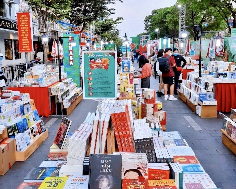 Không gian bán sách tại Lễ hội Đường sách Tết. (Ảnh: Hồng Giang/TTXVN)