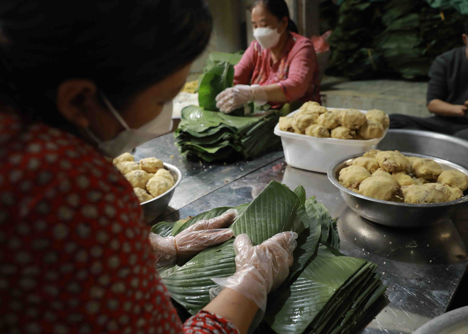 Người có tay nghề lâu năm thì mỗi ngày có thể gói đến 2.000 chiếc bánh. (Ảnh: Vũ Sinh/TTXVN)