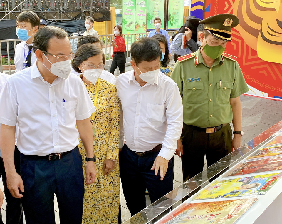 Lãnh đạo Thành phố Hồ Chí Minh tham quan gian triển lãm báo Xuân tại Lễ hội Đường sách. (Ảnh: Hồng Giang/TTXVN)