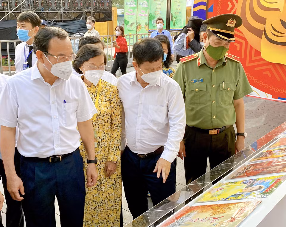 Lãnh đạo Thành phố Hồ Chí Minh tham quan gian triển lãm báo Xuân tại Lễ hội Đường sách. (Ảnh: Hồng Giang/TTXVN)