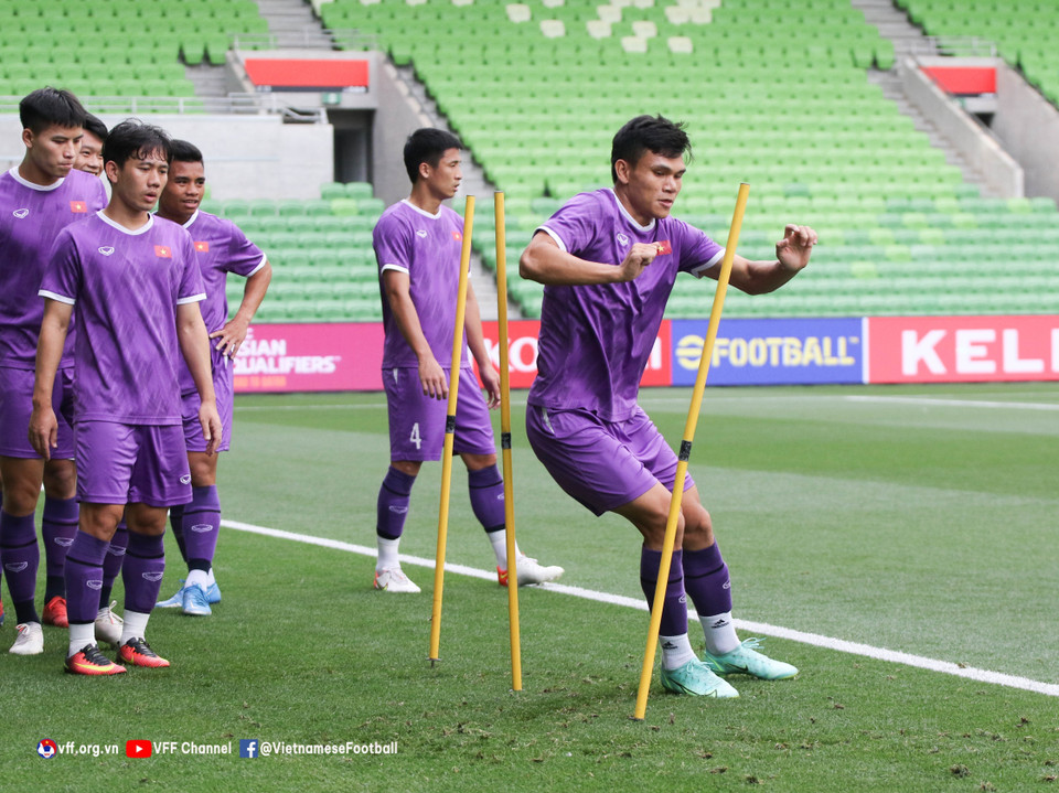 Đội tuyển Việt Nam đã có mặt tại Australia 7 ngày, nhưng mất vài ngày đầu để làm quen do chênh lệch múi giờ. Hiện tại các cầu thủ hoàn toàn khỏe mạnh và hy vọng vào ngày 27/1 sẽ có một trận đấu thật tốt và đẹp mắt tại Australia trước sự cổ vũ của đông đảo khản giả người Việt đang sinh sống tại Australia. (Ảnh: TTXVN phát)