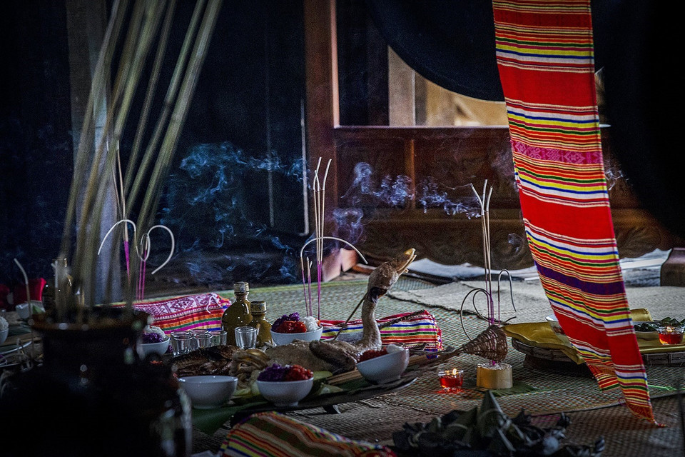 Không gian tín ngưỡng của một buổi lễ làm mát nhà của người Mường. (Ảnh: Trọng Đạt/TTXVN)