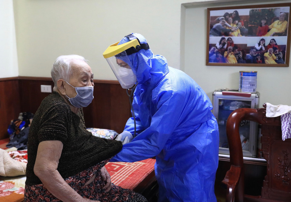 Cụ Tràng Thị Nguyên (sinh năm 1926) - được khám, kiểm tra sức khỏe trước tiêm. (Ảnh: Hoàng Hiếu/TTXVN)