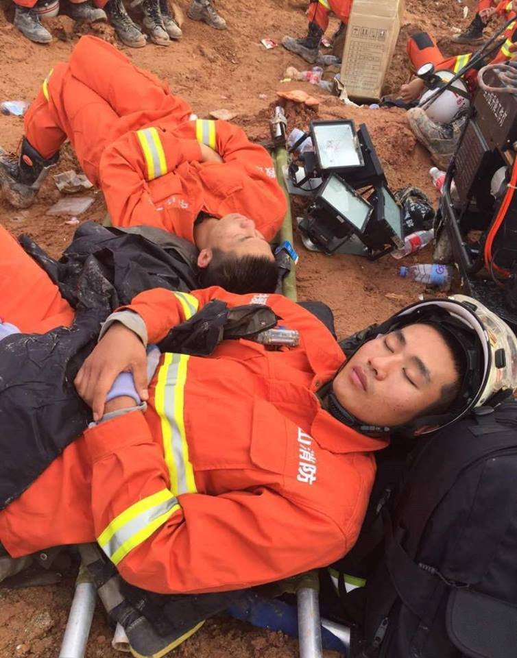 Lực lượng cứu hộ đã khai thông được 4 lối đi cứu hộ, tiếp cận các khu nhà dân và nhà xưởng bị đất vùi lấp, trong đó có những địa điểm phát hiện dấu hiệu có người còn sống. (Nguồn: CCTV)