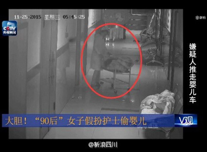 Người phụ nữ dễ dàng đẩy được em bé ra ngoài.