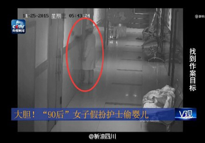 Lúc này, trong phòng chỉ có người mẹ và em bé đang ngủ.