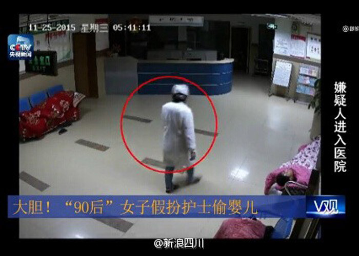 Nhân lúc bà nội của bé (họ Lưu) đi lấy nước, người phụ nữ đã lẻn vào phòng.