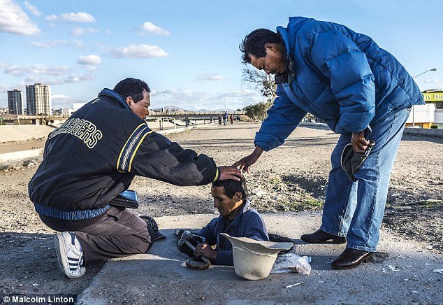 Salome Quintero (giữa) đang làm việc. Ông ta là một người nghiện ma túy từ khi mới 20 tuổi.