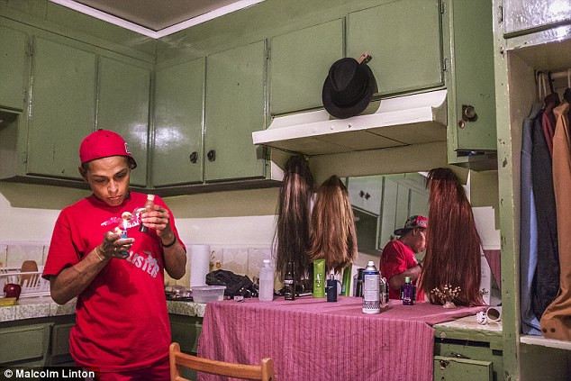 Một người đàn ông đang hút ma túy. Tại đây, rất nhiều gái mại dâm thường sử dụng ma túy như một loại thuốc để cải thiện khả năng của họ.