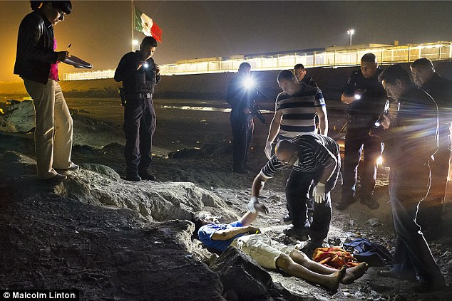 Cảnh sát và giám định pháp y đang đứng cạnh một xác chết. Người đàn ông này tử vong do bị sốc ma túy.