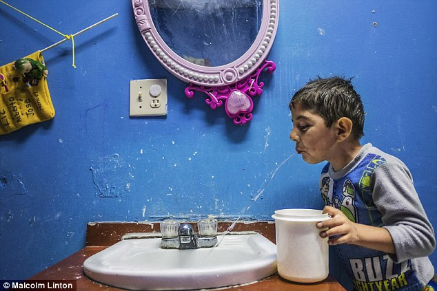 Eduardo đánh răng trước khi đi ngủ. Bố của cậu bé đang bị giam trong nhà tù do buôn bán ma túy, cậu bé được đưa đến cô nhi viện.