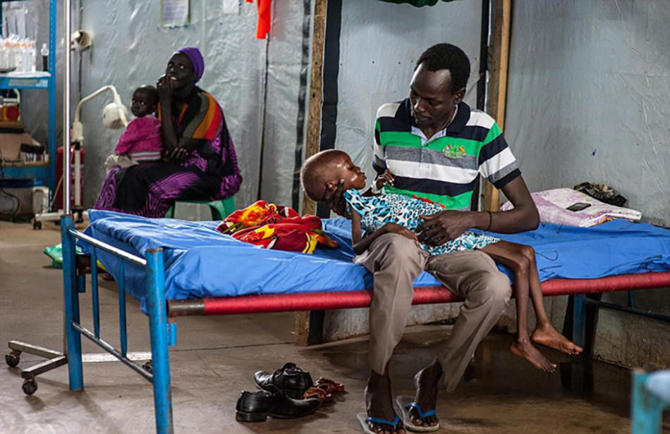 Một cô bé 4 tuổi đến từ Nam Sudan được đưa đến điều trị tại phòng khám của UNICEF của Juba trong tình trạng cơ thể gầy khô như cành cây sau khi chịu đói liên tục vì chiến tranh. (Nguồn: QQ)