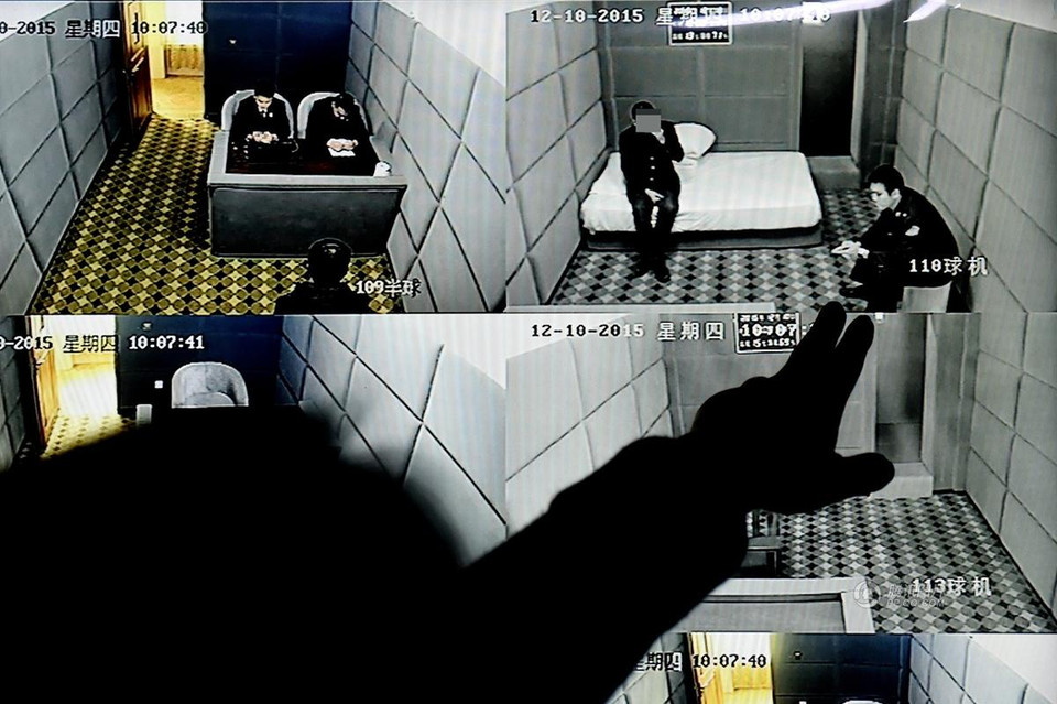 Trại tạm giam này nằm trong một khách sạn, bao gồm 85 phòng cho các nghi phạm và nhân viên quản lý trại giam. Camera và thiết bị ghi âm phục vụ liên tục 24/24 giờ trong phòng tạm giam và phòng thẩm vấn.