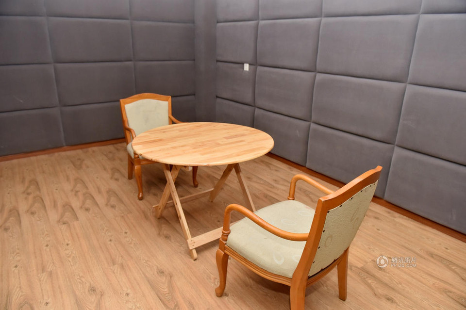 Khách sạn sẽ cung cấp thức ăn cho nghi phạm và thực đơn mỗi ngày đều được viết rõ ràng trên tấm bảng trước nhà ăn. Điều đặc biệt, cá là món ăn mà các nghi phạm không được 'thưởng thức' vì sợ họ cố tình hóc xương. Ngoài ra, nghi phạm cũng không được phép dùng đũa mà dùng thìa mềm.