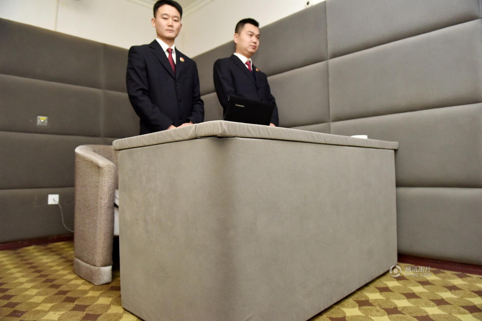 Tất cả các bức tường, bàn ghế, thậm chí là vòi nước đều được bọc bằng chất liệu mềm để tránh nghi phạm tự sát.