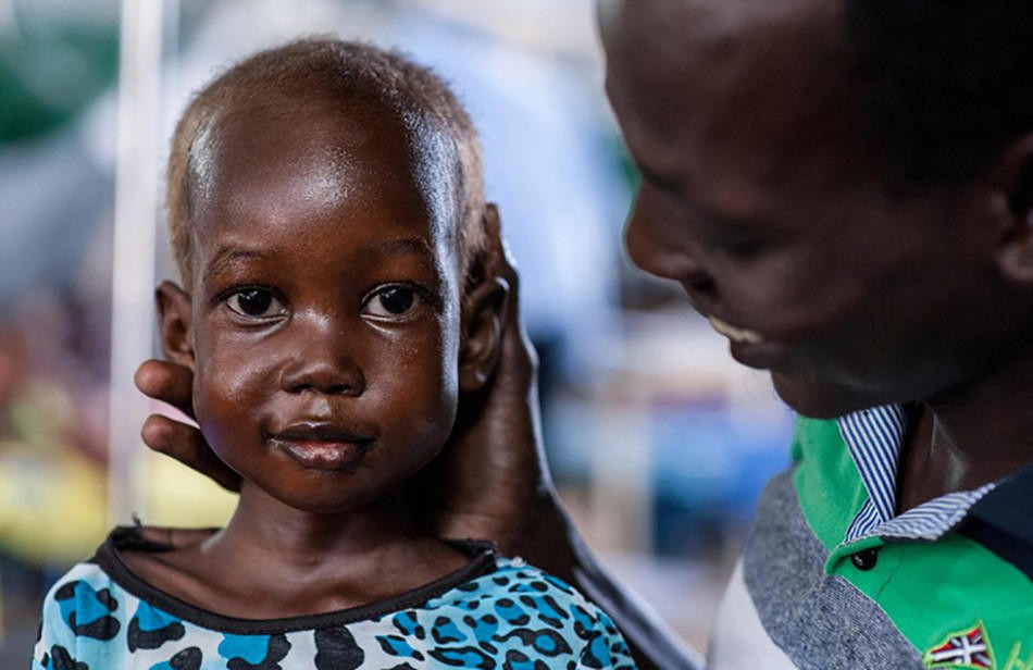 Năm 2013, Nam Sudan bắt đầu rơi vào nội chiến, các lực lượng chống chính phủ và quân đội chính phủ liên tục giao tranh. Chiến tranh liên miên khiến hơn 2,2 triệu trẻ em và người thân trở thành người tị nạn. (Nguồn: QQ)