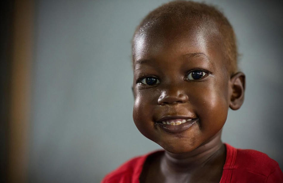 Cô bé mỉm cười trở lại. (Nguồn: QQ)