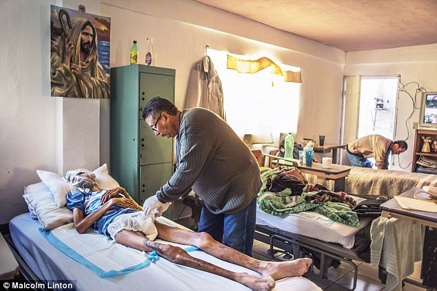 Sergio Borrego đang lau rửa cho một bệnh nhân 51 tuổi mắc AIDS.