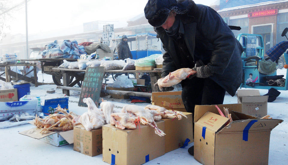 Người dân buôn bán tại một khu chợ trong khi nhiệt độ thấp nhất là -42 độ C.