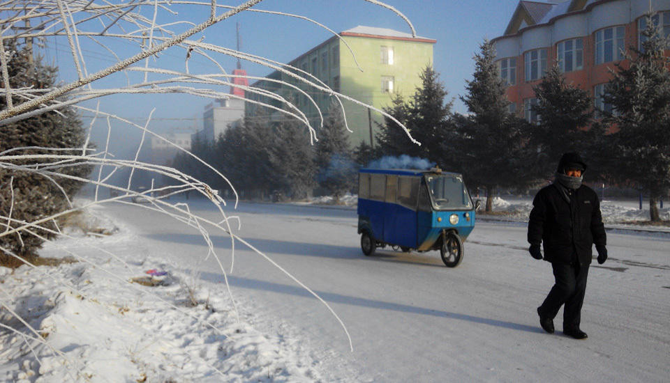 Rất ít người qua lại trên đường trong tiết trời lạnh giá.