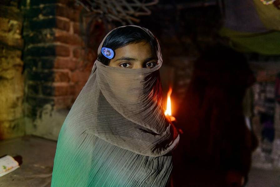 P, 12 tuổi, bị chồng của người chị hàng xóm cưỡng bức. Người đàn ông này đe dọa bắt cô im lặng. Một tuần sau, P vẫn chọn cách nói ra sự thật và bố mẹ cô đã báo cảnh sát.