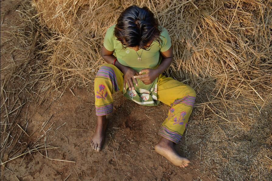 Năm 2011, cô bé 15 tuổi N đã bị tên thanh niên trong làng cưỡng bức nhiều lần. Khi bố mẹ phát hiện, N không cầm được máu. Sau khi đưa N đến bệnh viện, bố mẹ đã báo cảnh sát nhưng kết quả thì không như mong đợi. Cảnh sát không những từ chối xử lý vụ việc mà còn nhục mạ người mẹ của N. Kể từ đó, N mắc chứng rối loạn tâm thần, cô bé không nói thêm bất kỳ một câu nào.