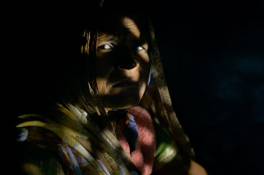 H sống ở huyện Jaunpur, thuộc bang Uttar Pradesh. Bà có cô con gái tên S, 20 tuổi, bị 3 người đàn ông hiếp dâm nhiều lần. Sau đó, S đã bỏ trốn vào một ngày nắng như thiêu đốt, tuy nhiên cuối cùng cô vẫn bị giết hại. Hai ngày sau, người ta phát hiện ra thi thể của S nhưng khuôn mặt của cô đã bị biến dạng vì axit sulfuric. Hiện nay, ba người đàn ông kia đã bị ngồi tù.