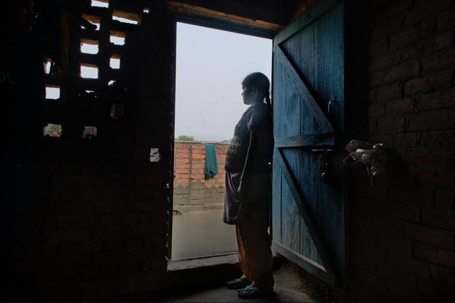 S, 15 tuổi, bị chính người hàng xóm thân thiết cưỡng hiếp. Bức ảnh này được chụp khi cô đang mang thai ở tháng thứ 7. Khi mang thai, cô nhận được sự giúp đỡ của một trung tâm y tế của NGO. Hồi tháng Hai, cô sinh một bé trai.