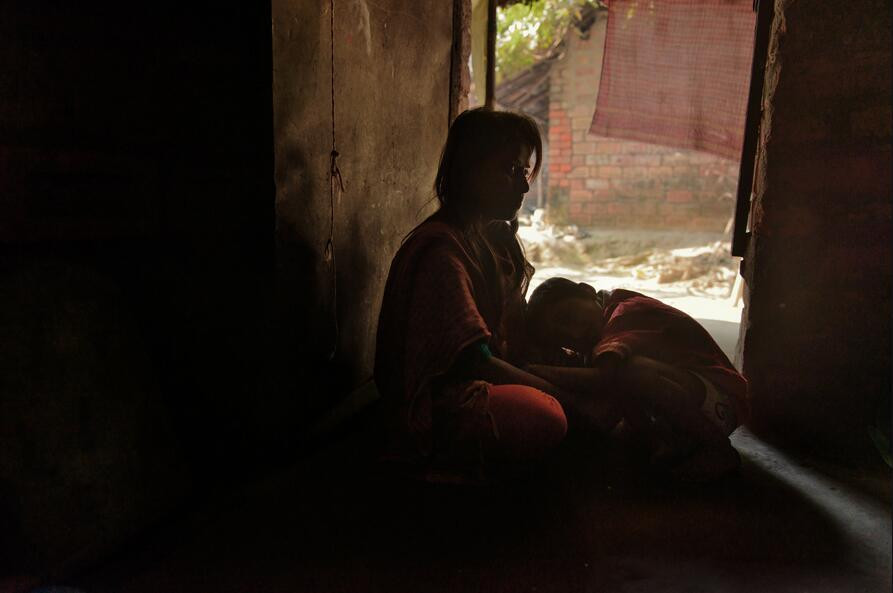 Cô gái 17 tuổi, K, và cậu con trai 5 tuổi. Năm 2008, cô bị con trai của chủ nhà cưỡng bức nhưng vì sợ hãi và xấu hổ khiến cô giữ kín chuyện này. Nhưng sau đó, cô đã mang thai. Cô bị người mẹ đuổi ra khỏi nhà. Hiện tại, hai mẹ con K sống tại Kolkata, làm việc trong một tiệm làm tóc.